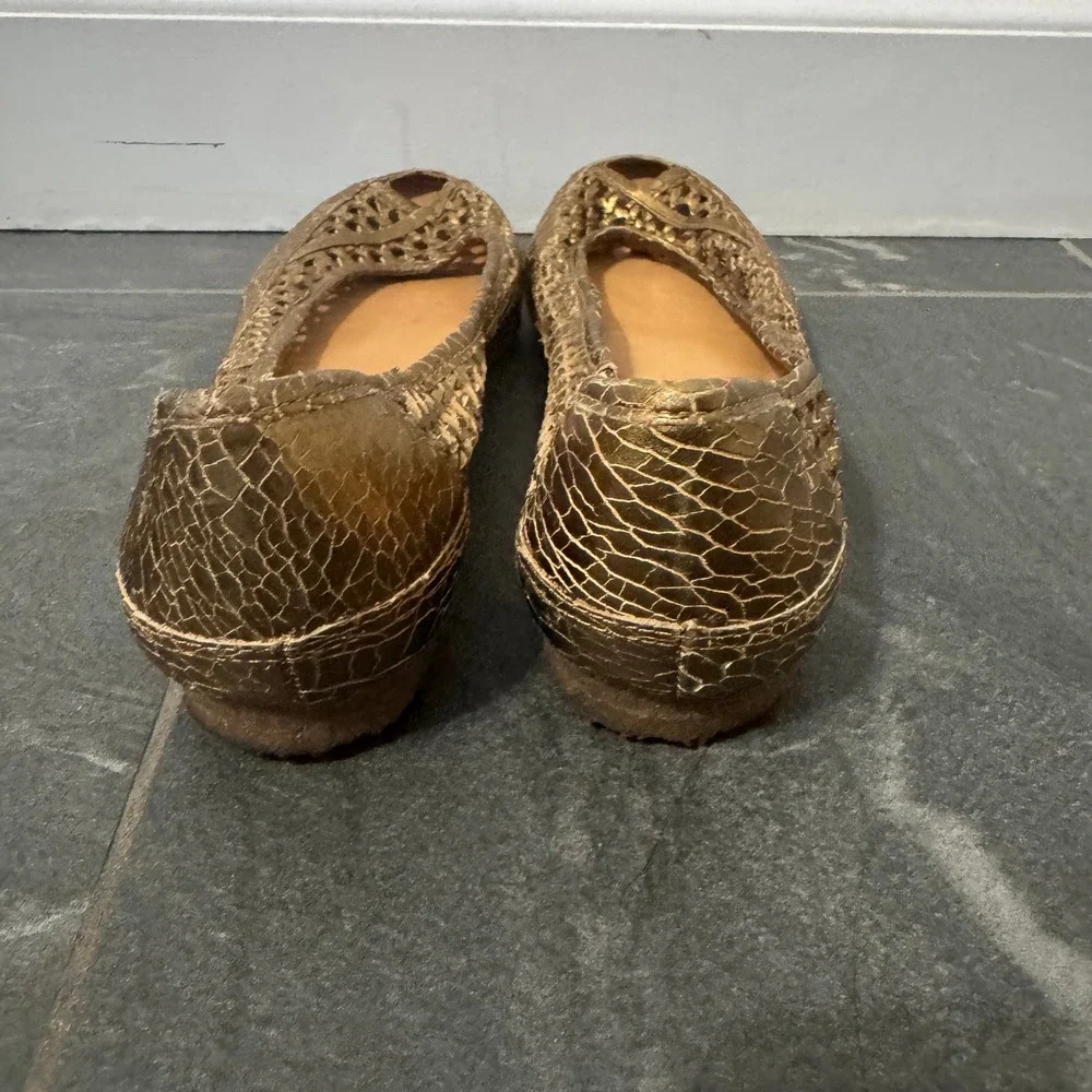 Frye Carson Flats Gold Metallic Leather Shoes 8.5 B Woven Peep Toe Vacation
